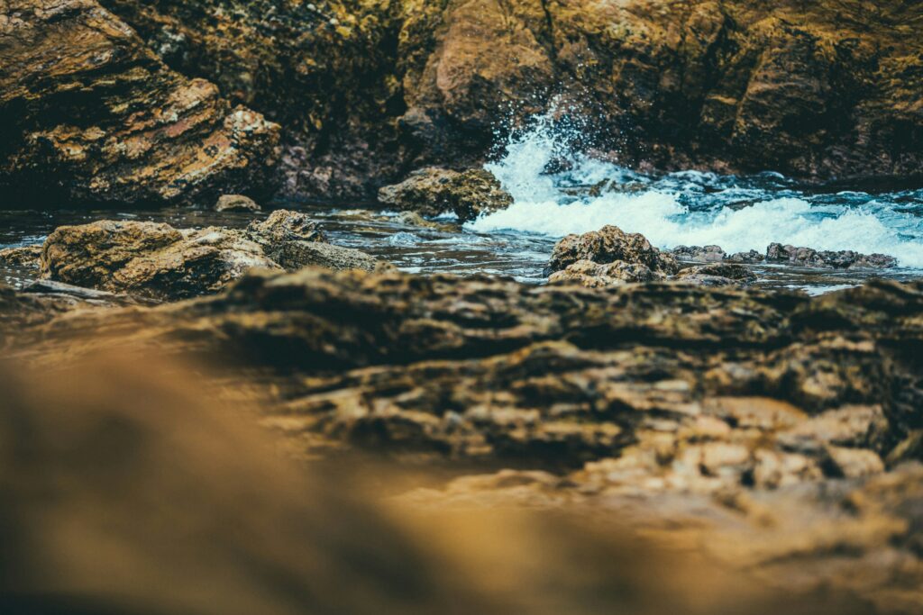 Kraftvolles Meerwasser zwischen Felsen – Symbol für Transformation, Fluss des Lebens und innere Klarheit