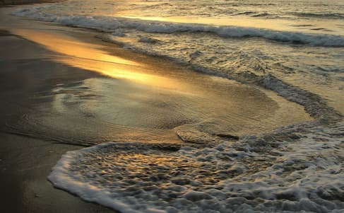 Sanfte Meereswellen im goldenen Licht – Symbol für emotionale Freiheit, gesunde Beziehungen und ein selbstbestimmtes Leben