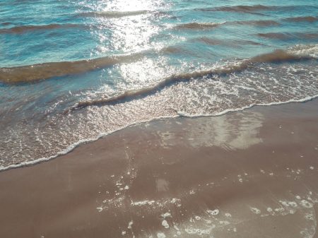 Gentle waves on beach – space for emotional freedom and trauma-informed mentoring